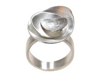 Moderner Silberschmuck der Marke Tezer-Design