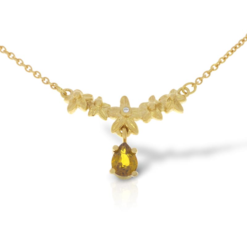 Collier in Gold mit Grossular und Brillant